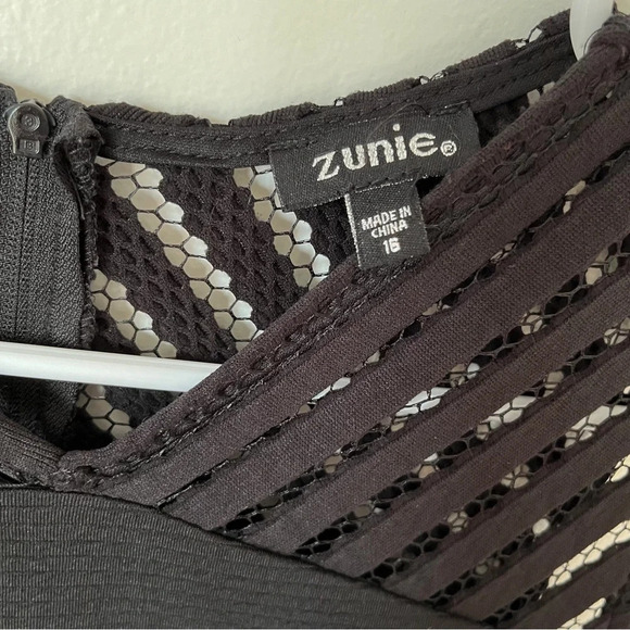 Zunie Girls Black Cut Out Fit and Flare Sleeveless Dress 16 - Picture 2 of 10